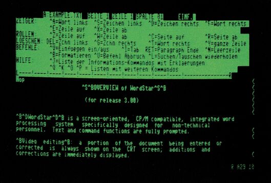 Bildschirmfoto von WordStar im Editiermodus: oben Statuszeile und Kommandomenü mit den Blöcken ZEIGER, ROLLEN, LOESCHEN, BEFEHLE und HILFE, unten ein englischer Beispieltext