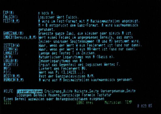 Bildschirmfoto einer Multiplan-Hilfeseite mit einer alphabetischen Funktionsliste, links die Syntax, rechts die Beschreibung