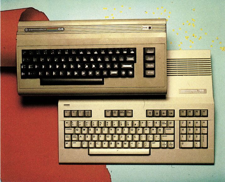 Farbfoto eines Commodore 64 und eines Commodore 128 übereinander vor einem rot und hellblau geteilten Hintergrund