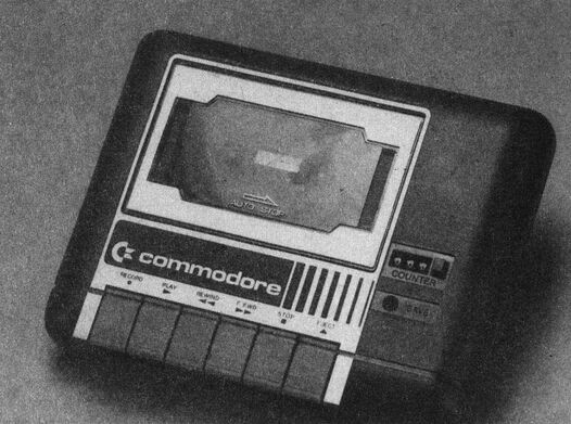 Foto: Kassettenrekorder mit Aufschrift »commodore«, Tasten »RECORD«, »PLAY«, »REWIND«, »F.FWD«, »STOP«, »EJECT« und Zählwerk »COUNTER«