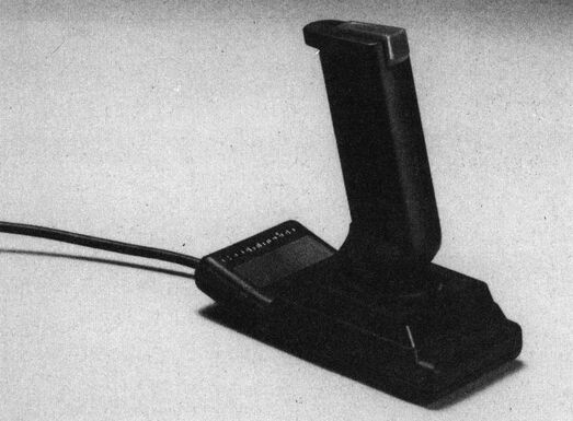 Foto: Joystick mit flachem Sockel und Kabel