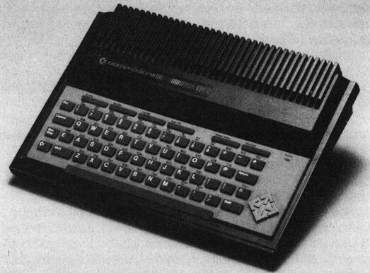 Foto: kompakter Computer mit kleinen Gummitasten, Rippen auf der Oberseite und rautenförmigem Feld für die Cursortasten