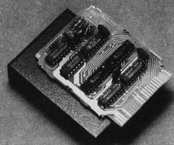 Foto: Steckmodul, Platine mit Chips und Steckkontakten auf einem dunklen Gehäuseteil
