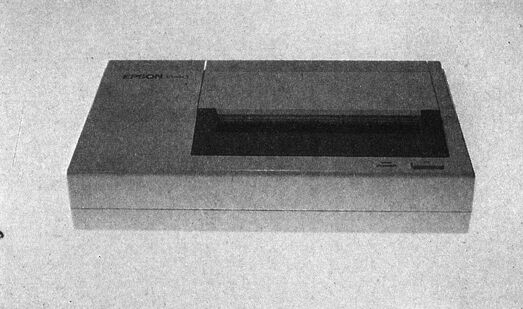 Foto: flacher, heller Drucker mit dunkler Papieröffnung, Aufschrift »EPSON«