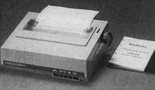 Foto: heller Drucker mit eingelegtem Endlospapier, Aufschrift »PRÄSIDENT«; daneben ein Heft mit der Aufschrift »MANUAL PRÄSIDENT PRINTER 6313 + 6313 C«