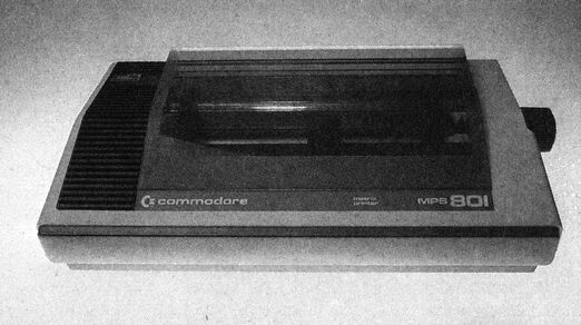 Foto: Drucker mit dunkler Haube, Lüftungsgitter links, Drehknopf rechts, Aufschrift »commodore« und »MPS 801«