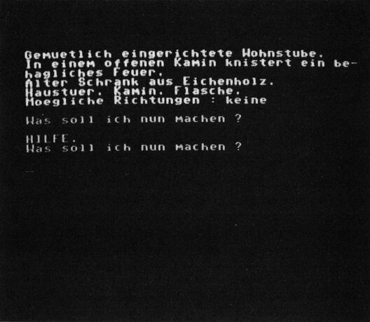 Bildschirmfoto: Textadventure mit »Gemuetlich eingerichtete Wohnstube.« und der Frage »Was soll ich nun machen ?«