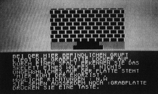 Bildschirmfoto: Ziegelmauer über einer Gruft, darunter Text »BEI DER HIER BEFINDLICHEN GRUFT LIEGT DIE GRABPLATTE LOCKER AUF.«
